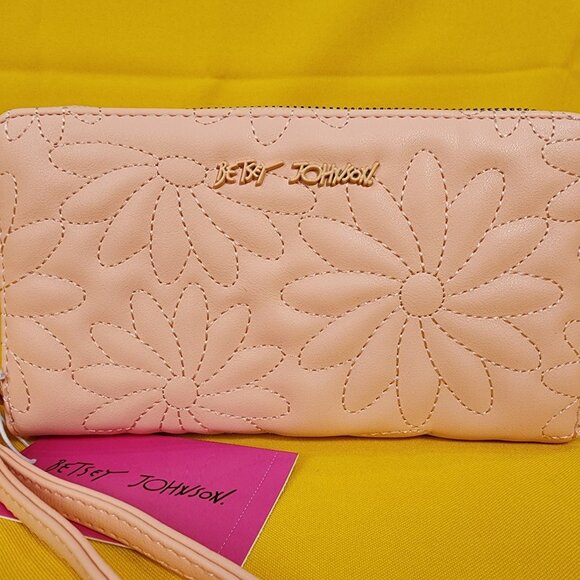 Betsey Johnson Pink Quilted Daisy Flower Spring Wallet Wristlet Zip Around NEW - Picture 2 of 13